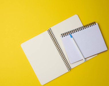 Beyaz boş sayfalı ve sarı arkaplanda üst görünümü olan bir kafeste defteri aç