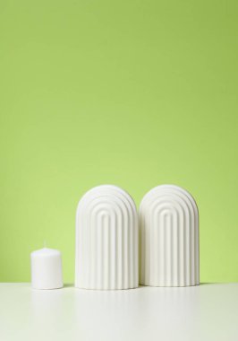Kozmetik ürünleri, ürünler ve diğer ürünleri sergilemek için beyaz kemerli podyum. Yeşil arkaplan