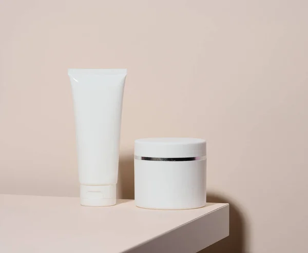 Lege Witte Plastic Buis Andjar Voor Cosmetica Staat Een Beige — Stockfoto