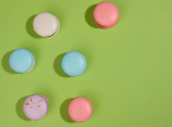 Macarons Cuits Four Avec Différentes Saveurs Sur Fond Vert Vue — Photo