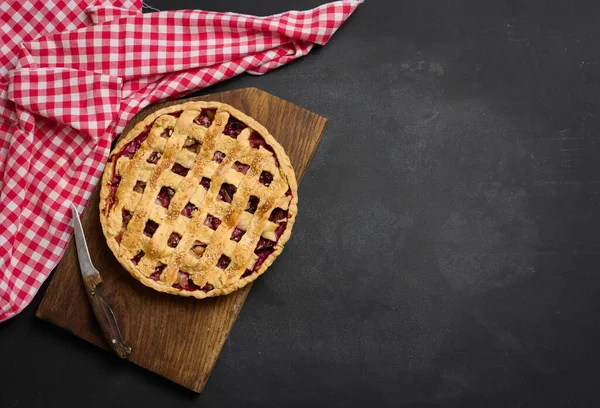 Tarte Ronde Cuite Four Avec Des Prunes Sur Fond Noir — Photo