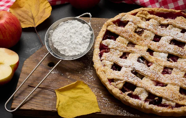 Tarte Aux Pommes Traditionnelle Ronde Cuite Sur Une Planche Bois — Photo