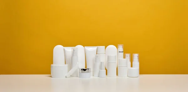 Frasco Garrafa Tubos Plástico Branco Vazio Para Cosméticos Fundo Amarelo — Fotografia de Stock