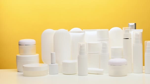 Sarı Arka Planda Kozmetik Ürünleri Için Kavanoz Şişe Boş Plastik — Stok video