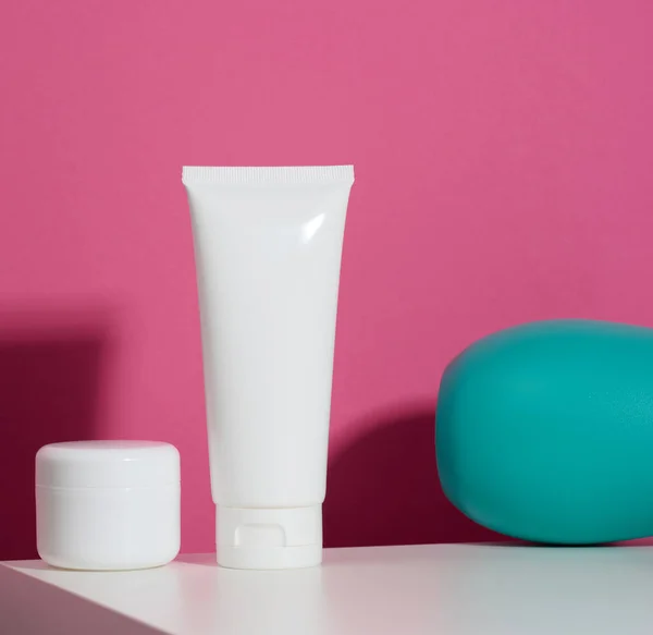 Jarra Tubo Plástico Branco Vazio Cosméticos Contexto Rosa Embalagem Para — Fotografia de Stock