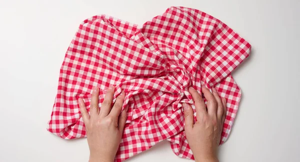 Twee Vrouwelijke Handen Met Een Rode Keukenservet Een Witte Tafel — Stockfoto