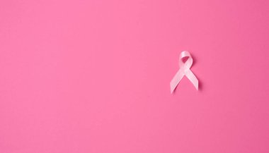 Pembe arka planda pembe ipek kurdele şeklinde. Göğüs kanseriyle mücadelenin sembolü