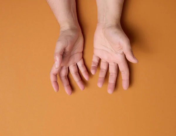 Två Kvinnliga Händer Brun Bakgrund Tomma Handflator Öppna Ovanifrån — Stockfoto