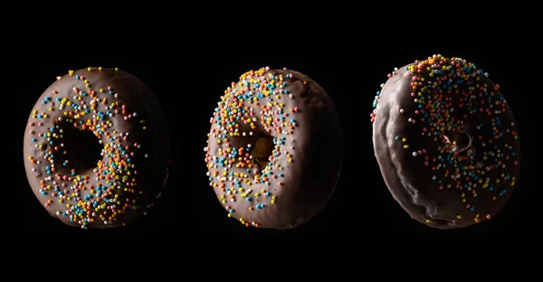 Chocolade Donuts Met Veelkleurige Hagelslag Zweven Een Zwarte Achtergrond Set — Stockfoto