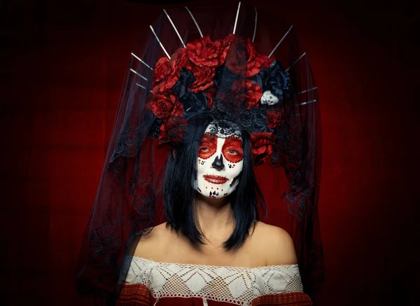 Bela Mulher Com Uma Maquiagem Crânio Açúcar Com Uma Coroa — Fotografia de Stock