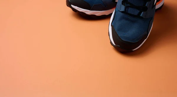 Par Blå Textil Sneakers Orange Bakgrund Ovanifrån — Stockfoto