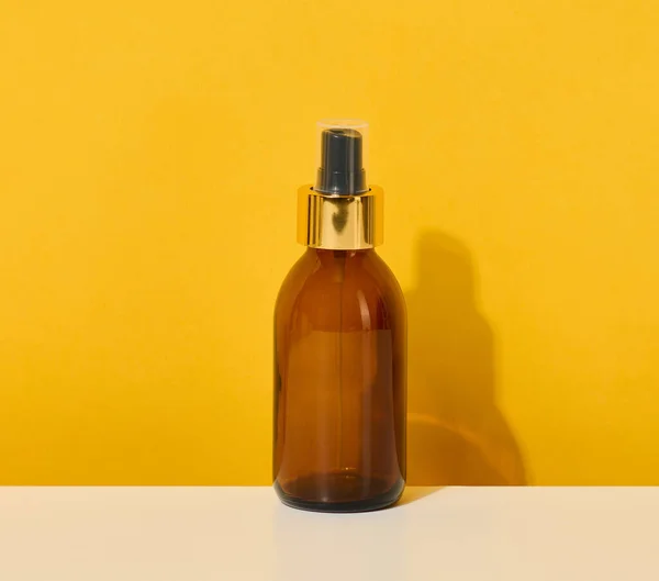 Botella Vidrio Marrón Con Spray Cosmético Sobre Fondo Amarillo — Foto de Stock