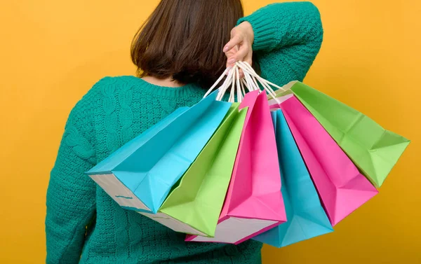 Mano Femenina Sostiene Una Bolsa Desechable Papel Con Asas Para — Foto de Stock