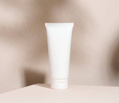Kozmetik için beyaz plastik tüpleri boşalt. Krem, jel, serum, reklam ve ürün tanıtımı için ambalaj, maket
