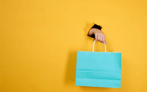 Mano Femenina Con Una Bolsa Compras Papel Azul Que Sobresale — Foto de Stock