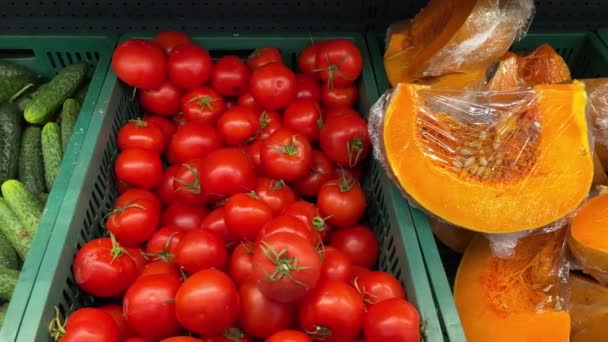 Olgun Kırmızı Domatesler Salatalıklar Plastik Kutulardaki Balkabağı Parçaları Dükkanın Tezgahında — Stok video