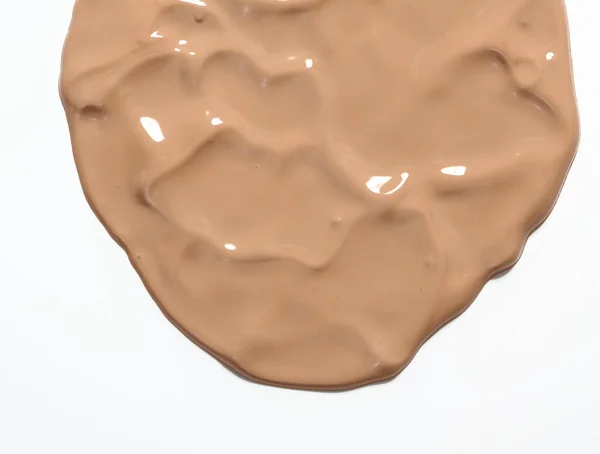 Sampel Krim Wajah Coklat Muda Yang Menetes Latar Belakang Putih — Stok Foto