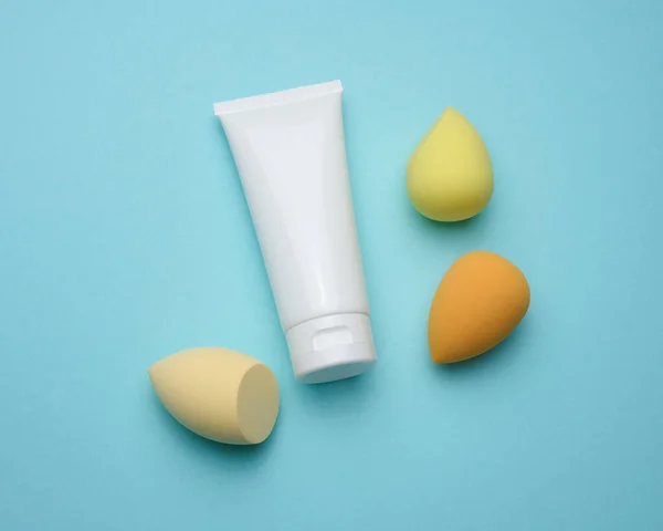 Witte Plastic Buis Ovale Nieuwe Eivormige Sponzen Voor Cosmetica Foundation — Stockfoto