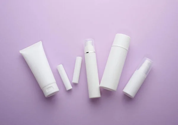 Fles Lege Witte Plastic Buizen Voor Cosmetica Een Paarse Achtergrond — Stockfoto
