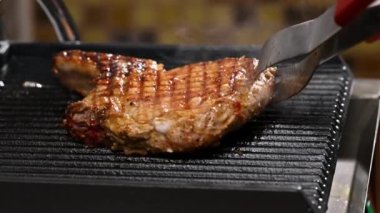 Kızarmış domuz eti ızgaranın üstünde, barbekü.