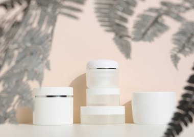 Kozmetik ürünler için beyaz yuvarlak plastik kavanoz. Marka ürünleri için boş, maket