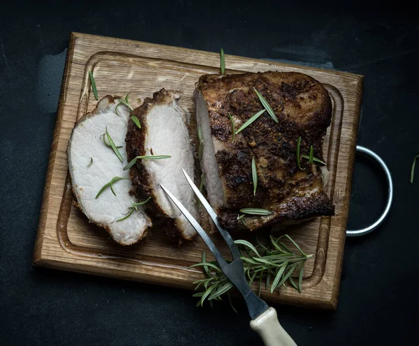 Pedaço Cozido Carne Porco Temperos Uma Tábua Madeira Cortado Pedaços — Fotografia de Stock