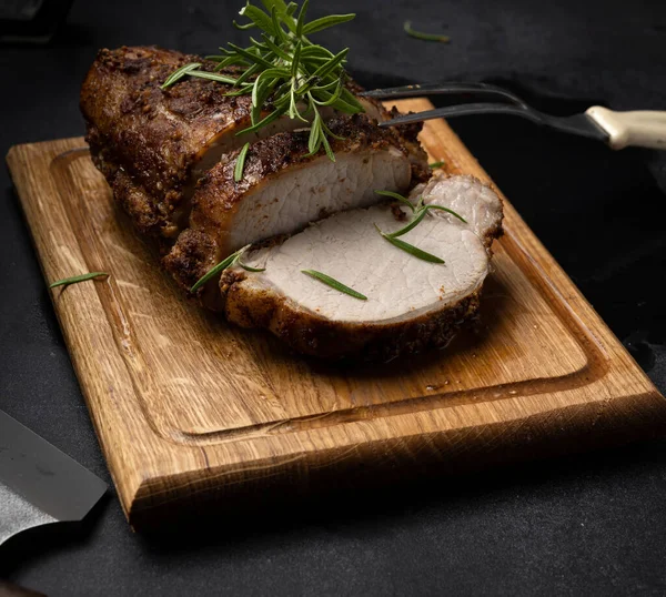 Pedaço Cozido Carne Porco Temperos Uma Tábua Madeira Cortado Pedaços — Fotografia de Stock