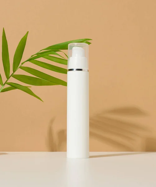 Botella Cosmética Plástico Blanco Con Dispensador Tapa Transparente Sobre Fondo — Foto de Stock