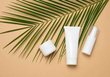 Boş beyaz plastik tüp, şişe, kozmetik için kavanoz. Krem, jöle, serum, reklam ve ürün tanıtımı için ambalaj. Düz yatıyordu