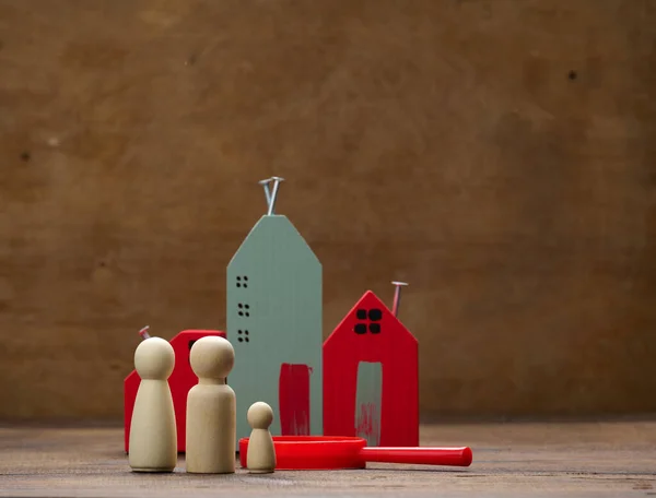 Dřevěné Rodinné Figurky Modelový Dům Hnědém Pozadí Nákup Nemovitostí Koncepce — Stock fotografie