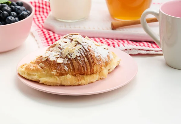 Croissant Assado Polvilhado Com Açúcar Mirtilos Uma Mesa Branca Café — Fotografia de Stock
