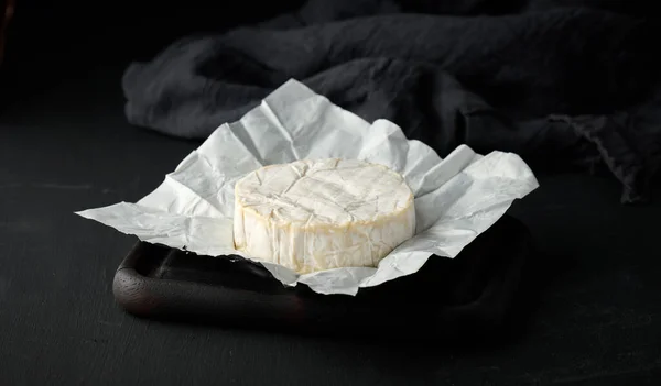 Queso Brie Redondo Sobre Papel Blanco Arrugado Mesa Madera — Foto de Stock
