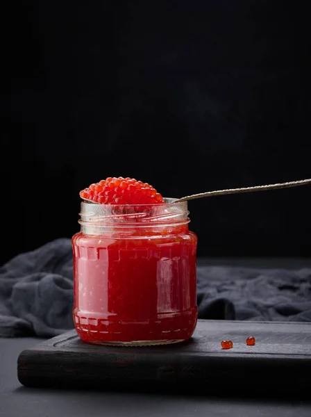 Caviar Rojo Granulado Fresco Frasco Vidrio Sobre Una Mesa Madera — Foto de Stock