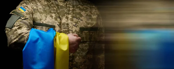 Солдат Збройних Сил України Стоїть Синьо Жовтим Прапором України Чорному — стокове фото