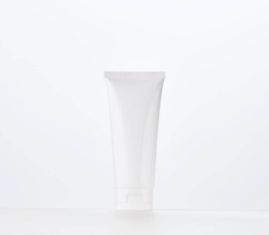 Kozmetik için beyaz plastik tüpleri boşalt. Krem, jel, serum, reklam ve ürün tanıtımı için ambalaj, maket
