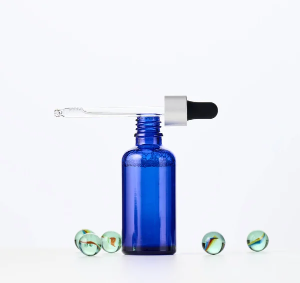 Botella Vidrio Azul Con Una Pipeta Sobre Fondo Blanco Plantilla —  Fotos de Stock
