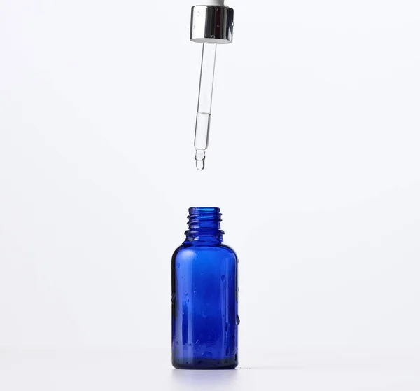 Ätherisches Das Aus Dem Bernsteinfarbenen Tropfer Fällt Blaue Flasche Kosmetiköl — Stockfoto