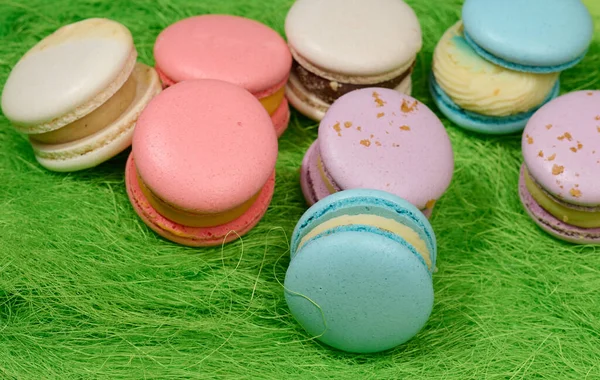 Gebackene Macarons Mit Verschiedenen Geschmacksrichtungen Auf Grünem Hintergrund Ansicht Von — Stockfoto