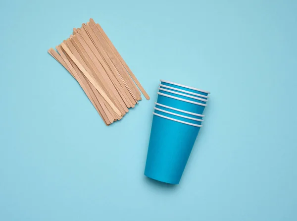 Pila Vasos Papel Azul Sobre Fondo Azul Concepto Rechazo Plástico —  Fotos de Stock