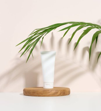 Kozmetik için beyaz plastik tüpleri boşalt. Krem, jel, serum, reklam ve ürün tanıtımı için ambalaj, maket