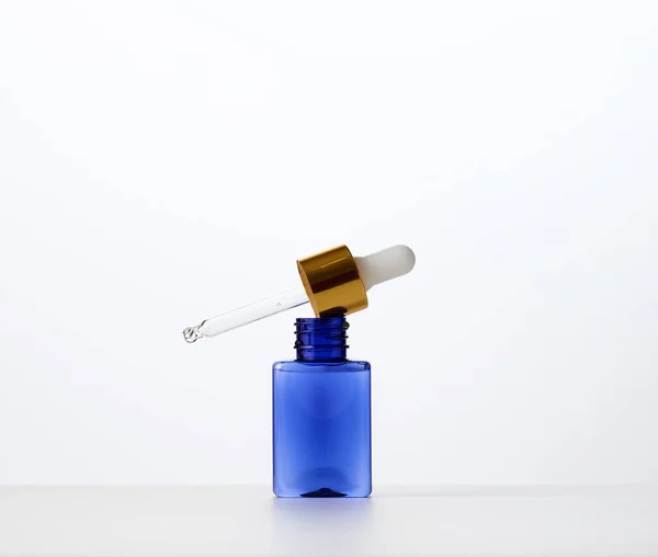 Blaue Glasflasche Mit Pipette Auf Weißem Hintergrund Vorlage Für Flüssige — Stockfoto