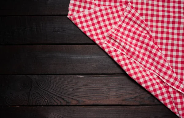 Gevouwen Rode Witte Katoenen Keukenservet Een Houten Bruine Achtergrond Bovenaanzicht — Stockfoto