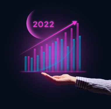 Büyüyen göstergeler ve bir iş adamı eli olan holografik grafik grafik grafik. Yeni yılda iş büyümesi kavramı, başarının başlangıcı.