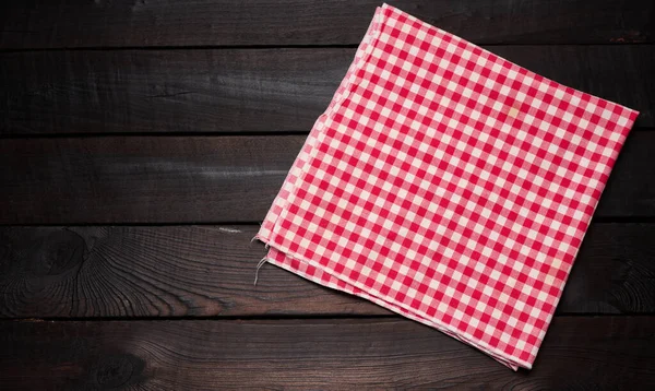 Tovagliolo Cucina Cotone Rosso Bianco Piegato Uno Sfondo Marrone Legno — Foto Stock