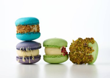 Beyaz arka planda badem unundan yapılmış yuvarlak Fransız kekleri. Fıstık ve lavanta aromalı.