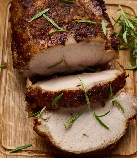 Pedaço Cozido Carne Porco Temperos Uma Tábua Madeira Cortado Pedaços — Fotografia de Stock