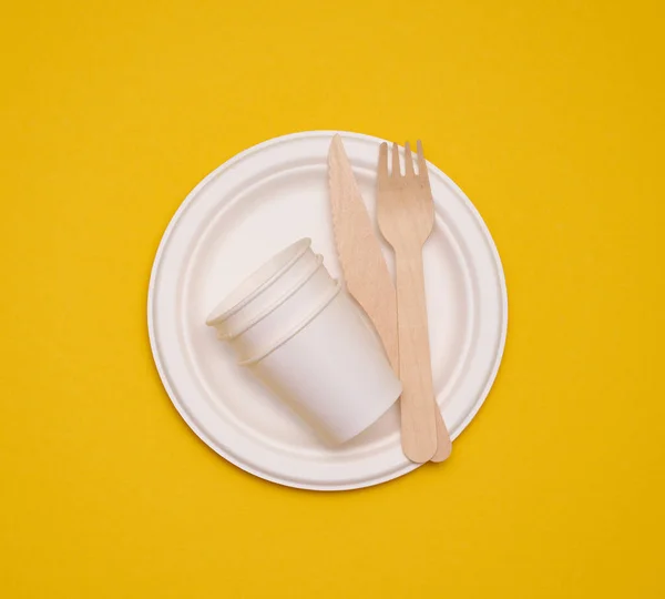 White Paper Cups Plates Yellow Background Recyclable Garbage Rejection Plastic — Stock Photo, Image