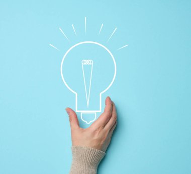 Mavi arka planda bir kadın eli ve çizilmiş bir elektrik lambası. Fikir ve çözüm arayışı konsepti, beyin fırtınası. Alternatif enerji biçimlerine geçiliyor