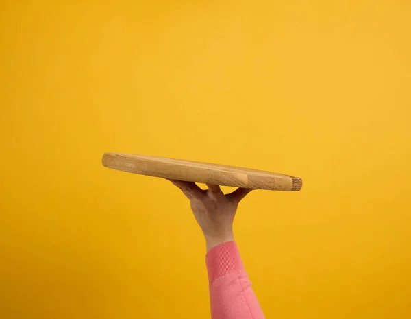 Kobieta Trzyma Pustą Okrągłą Drewnianą Deskę Pizzy Ręku Część Ciała — Zdjęcie stockowe