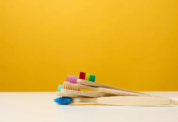 Cepillos Dientes Madera Sobre Fondo Blanco Cero Residuos Fondo Amarillo — Foto de Stock